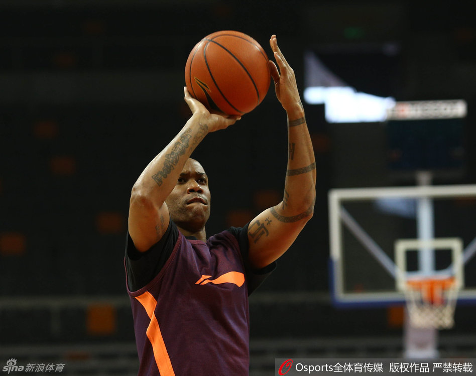 王骁辉在三分线外张手投篮，皮球离开指尖的瞬间，他的眼神紧紧跟随球的轨迹。作为外线尖兵，他的每一次出手都承载着教练组的信任。