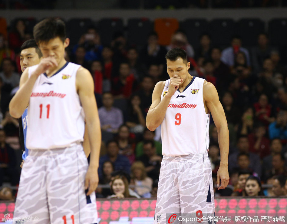 迪奥古背身单打，肌肉紧绷，在对抗中完成艰难的勾手投篮