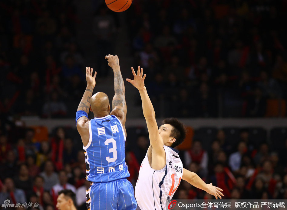 周鹏持球突破，一步过掉吉喆，身形矫健直奔篮筐而去