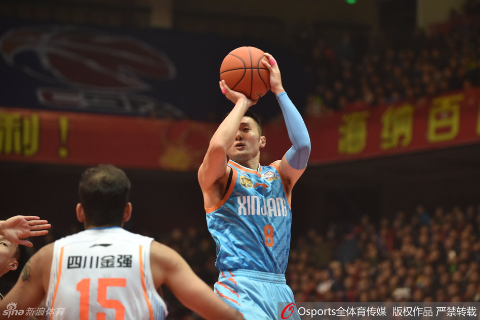 西热力江在外线持球组织进攻，他犀利的眼神正在寻找队友，试图撕开对手的防线。