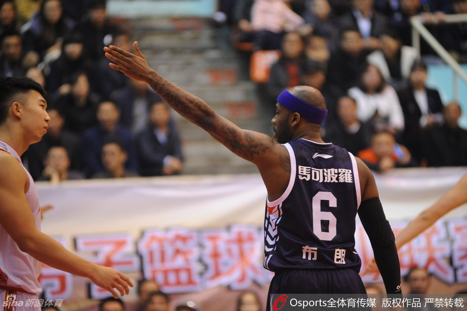 卡姆拉尼运球加速强突篮下，在空中与防守球员发生身体对抗后，试图利用节奏变化躲开封盖完成上篮，展现了出色的核心力量。