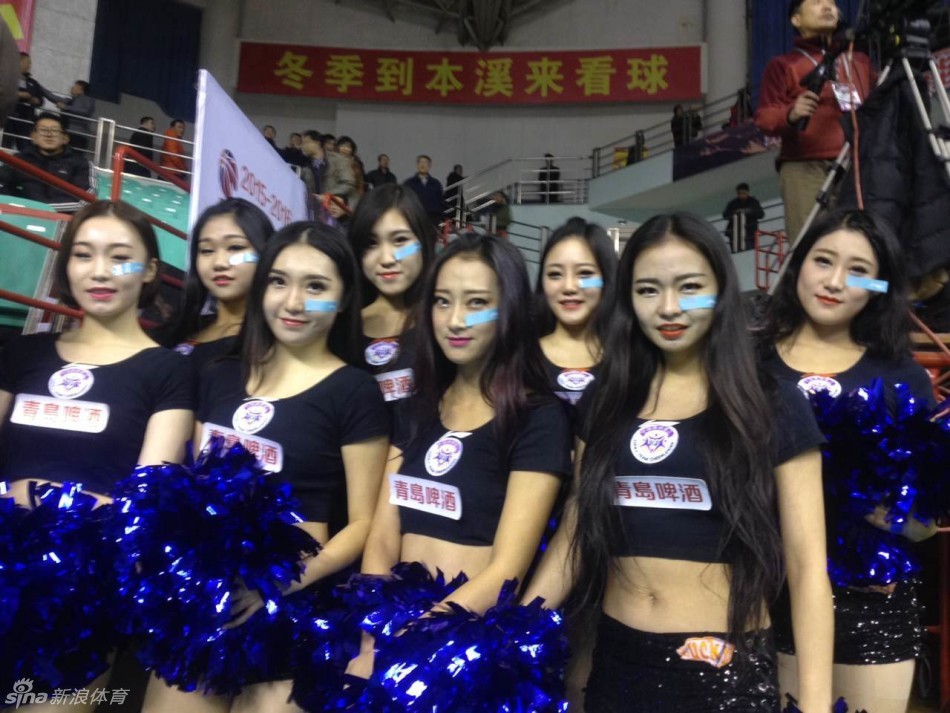 看台上的一位年轻女球迷，脸上贴着的创可贴格外显眼，她正高举着手机，想要记录下赛场上郭艾伦奔跑的每一个瞬间，眼神中满是关切与骄傲。