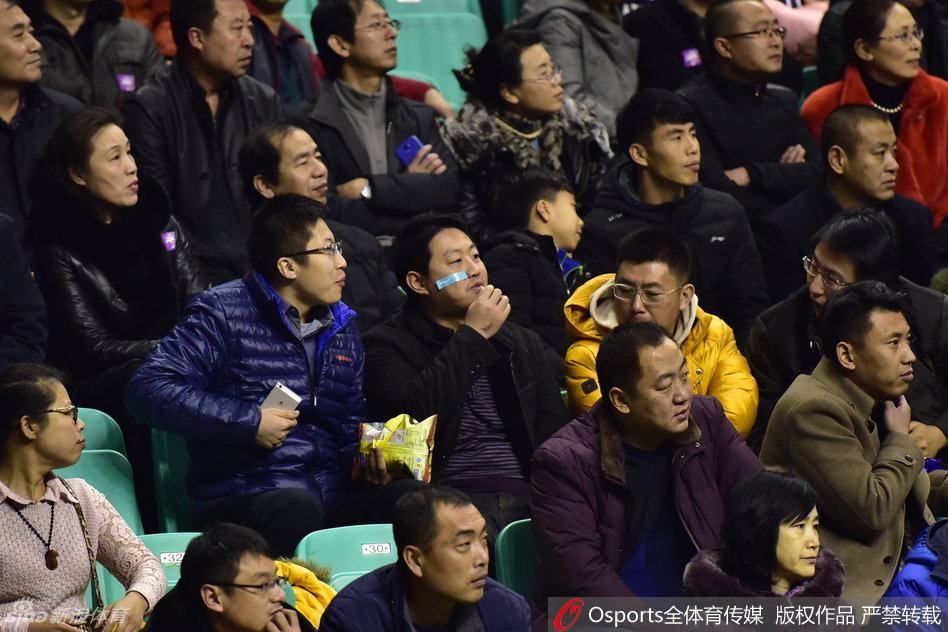 比赛间隙，一位球迷难掩激动之情，双手高高举起，向场内呼喊。他脸上的创可贴随着表情的舒展而微微皱起，那是属于辽篮球迷独有的热血与浪漫。