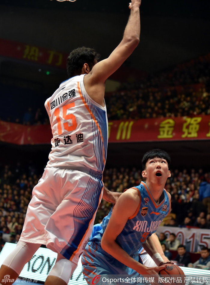 刘炜面对哈达迪的严密防守，依然坚决突破，用一次经验丰富的急停跳投为球队得分。