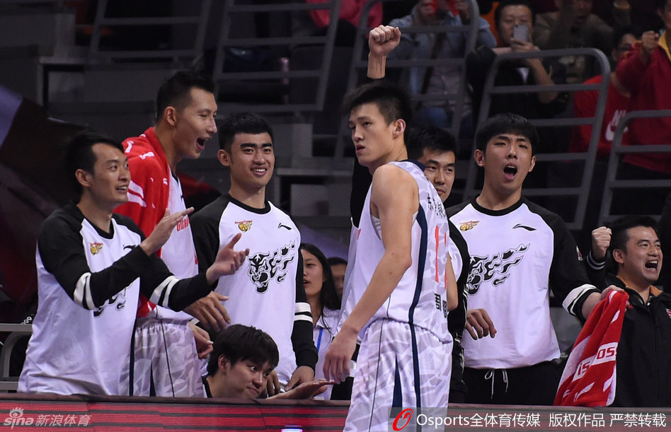 易建联遭遇北京队双人包夹，毫无惧色，霸王硬上弓强势进攻