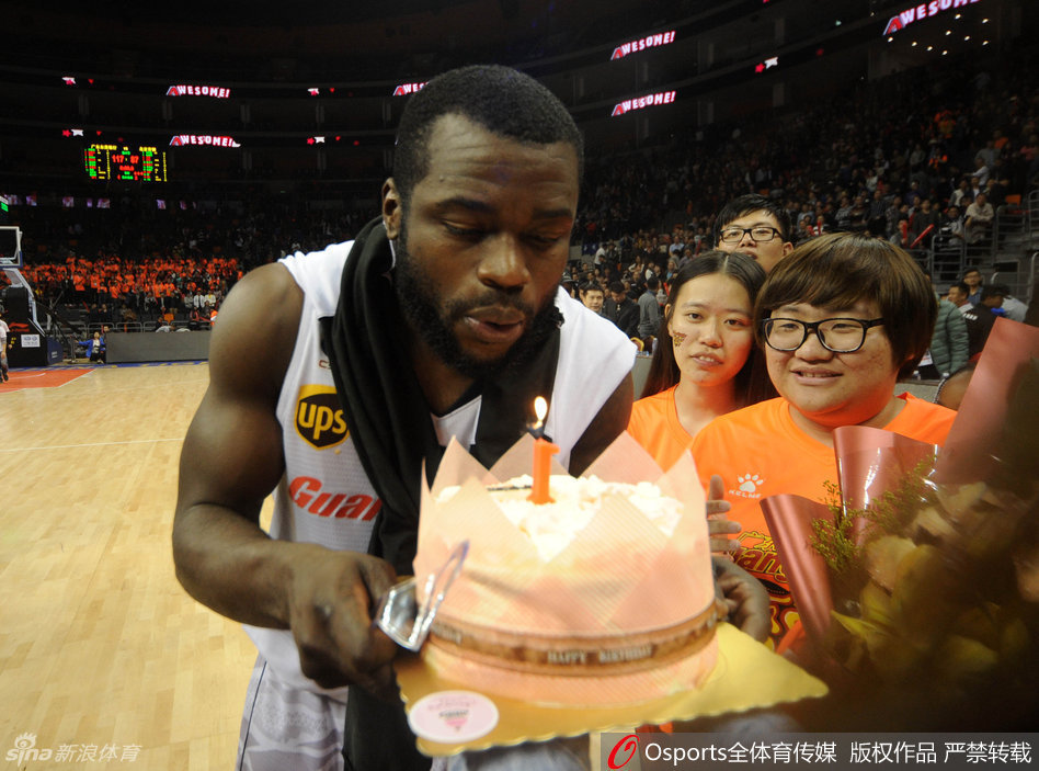 站在人群中央的拜纳姆，开心地对着面前的生日蛋糕闭眼许愿，身旁的队友和教练都围成一圈，用掌声为他营造出最温馨的庆生氛围。