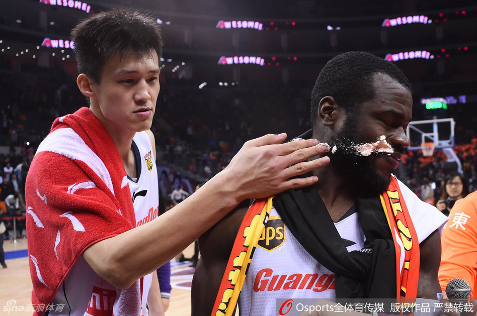 队长周鹏化身调皮鬼，趁拜纳姆不注意将奶油抹在他的脸上，拜纳姆非但不恼，反而开怀大笑，享受着队友间这份独特的庆祝方式。