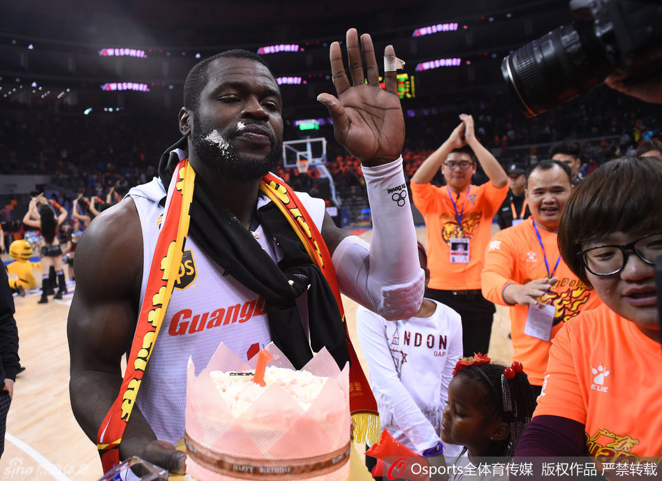 被涂成花脸的拜纳姆开心地向场边的亲友团挥手致意，分享着此刻的喜悦，不远处的队长周鹏也面带笑容，为兄弟的好日子送上掌声。