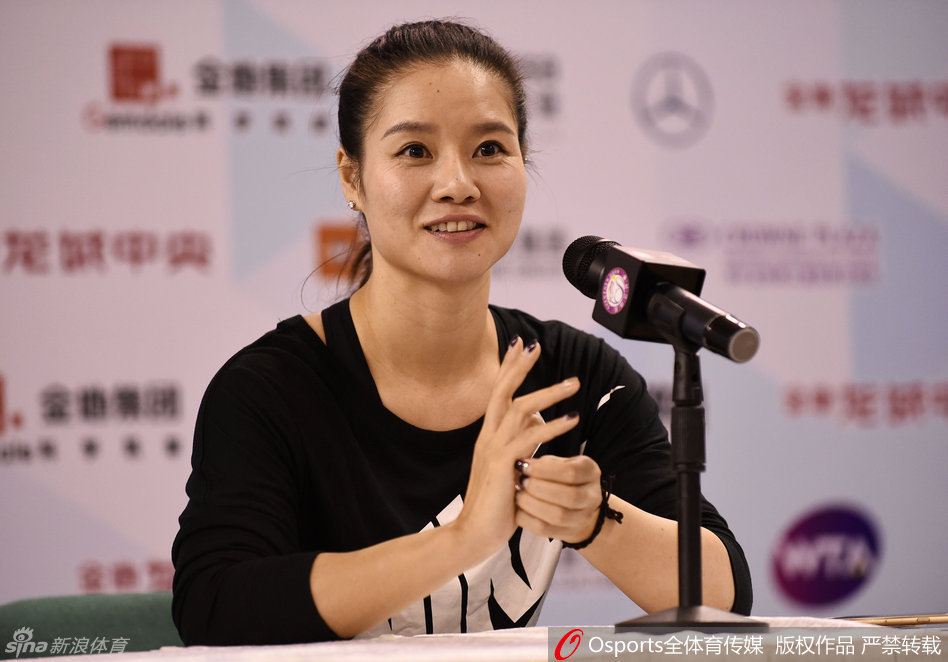 李娜重返网球场 教小朋友打球 乐开了花(组图)