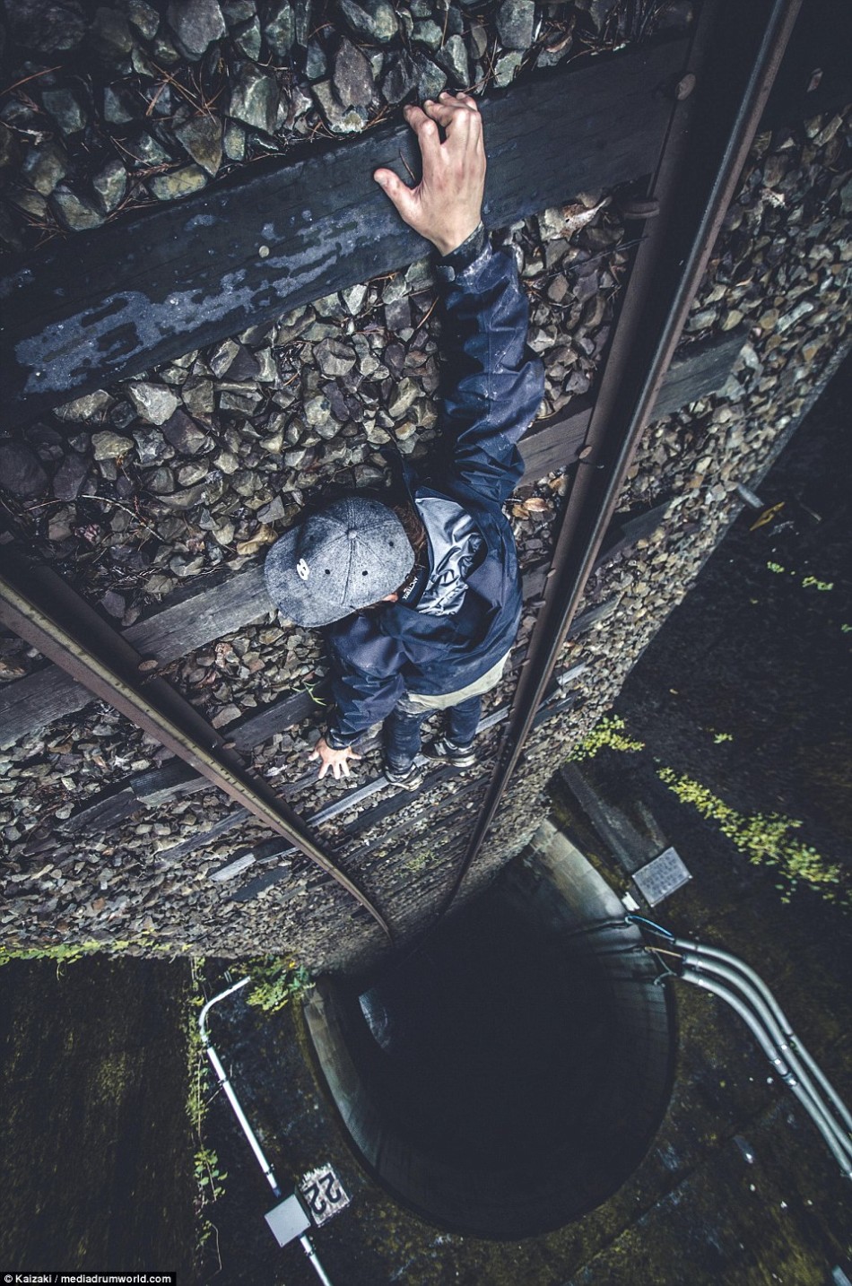 摄影师分享特殊视角照片 主体仿佛悬空高层