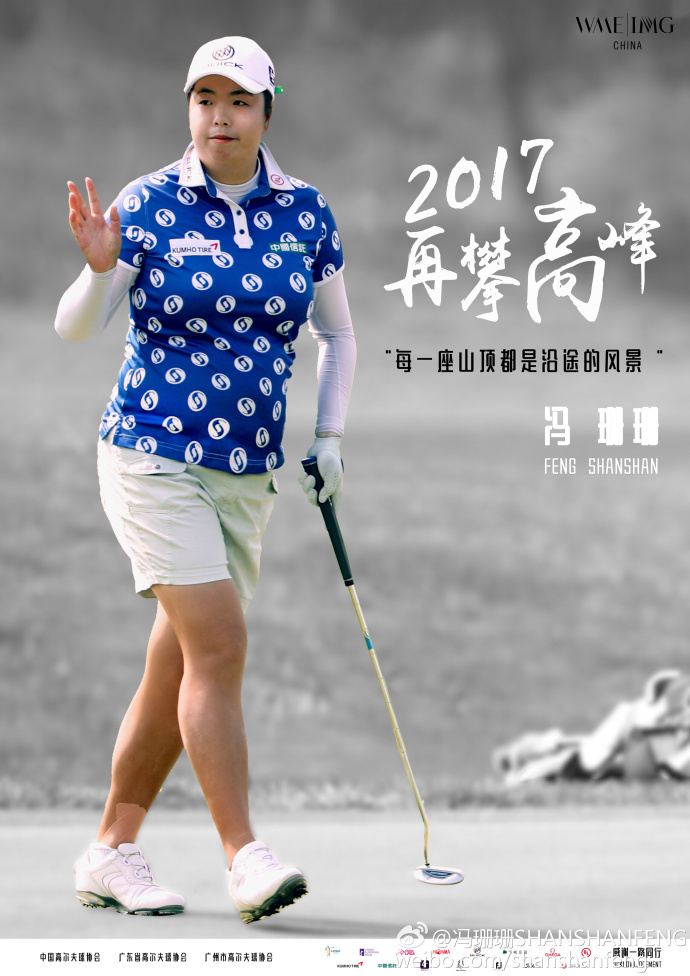 一位球员在果岭边凝神思考下一杆的策略，背景是修剪整齐的绿树与沙坑。