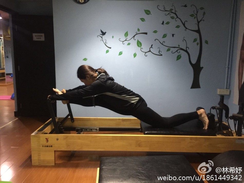 绿意盎然的球道上，一位球员正从容推杆，果岭的线条在阳光下格外清晰。