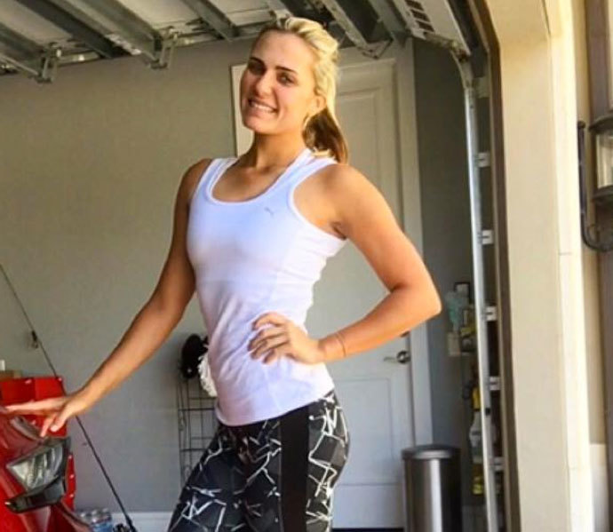 窦泽成在练习场上专注地调整挥杆动作，目光坚定地望向前方的目标。