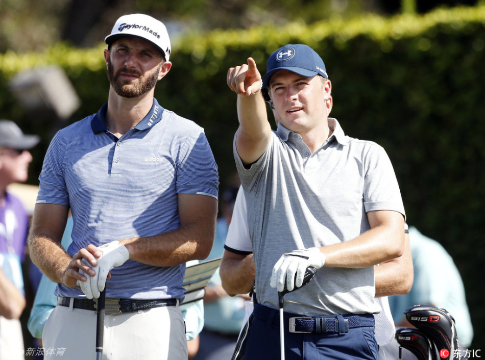 冠军赛全景，翠绿球道、蔚蓝海洋与洁白沙坑交织，宛如悬挂在太平洋上的巨幅画卷