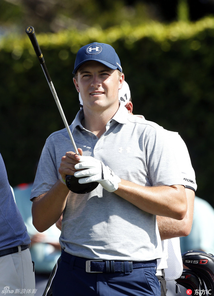 达斯汀·约翰逊全力挥杆，身体扭矩达到极致，白色小球仿佛要撕裂卡帕鲁瓦的海风