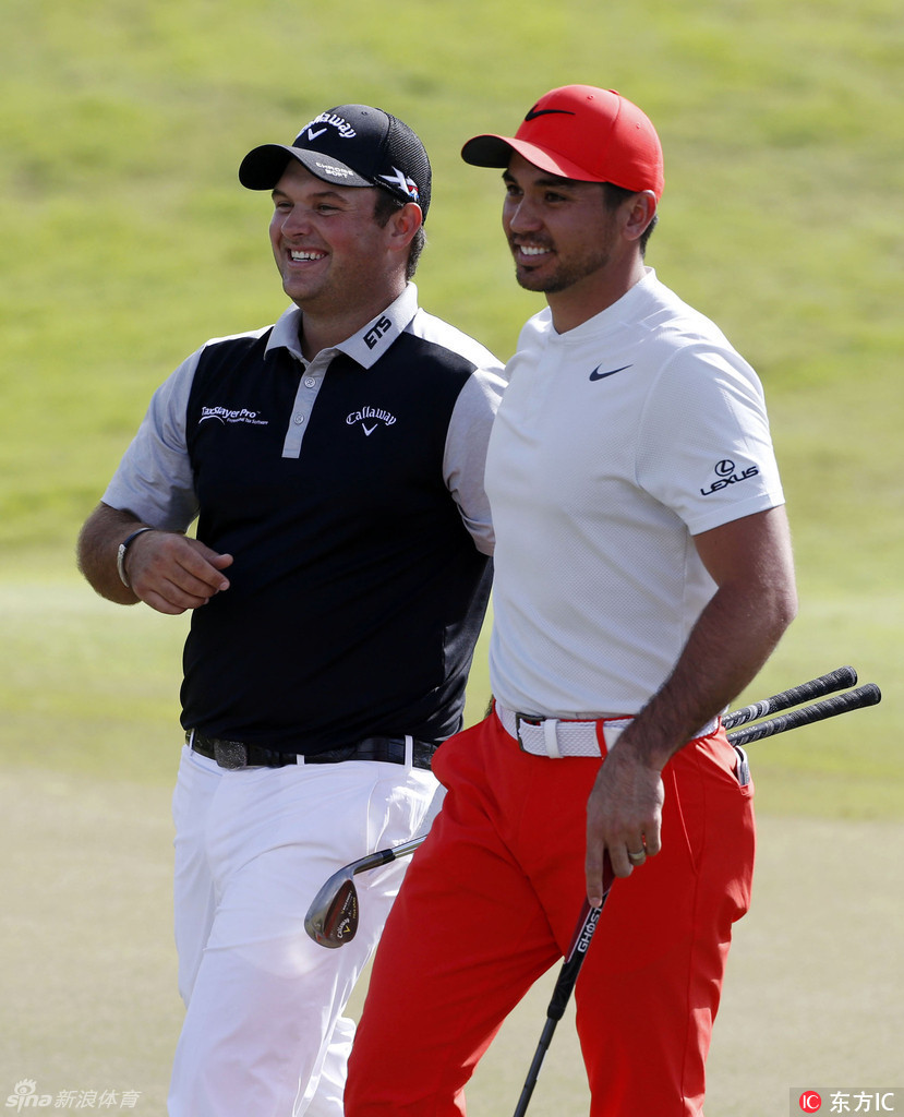 乔丹·斯皮思完成开球后，目光紧紧追踪空中小球，脸上写满专注与期待