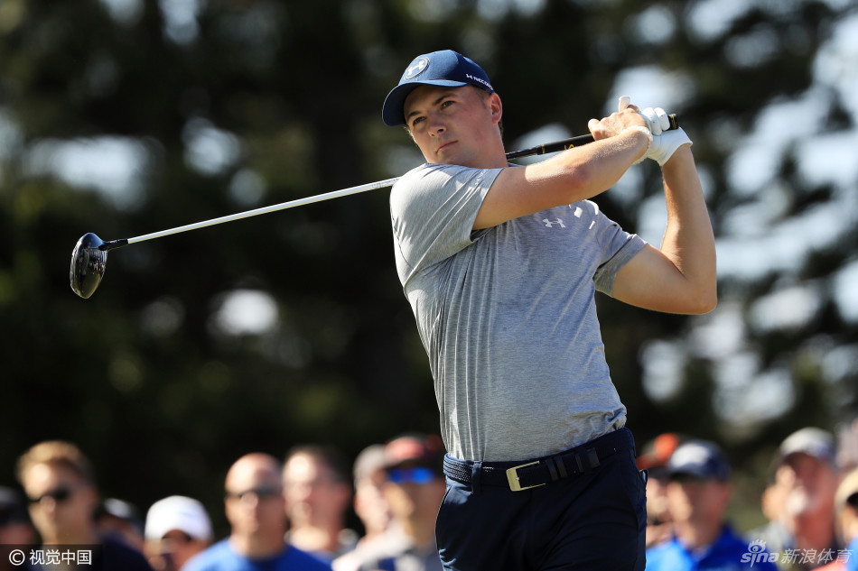 达斯汀·约翰逊在球道上漫步，阳光洒在他身上，神情放松而自信