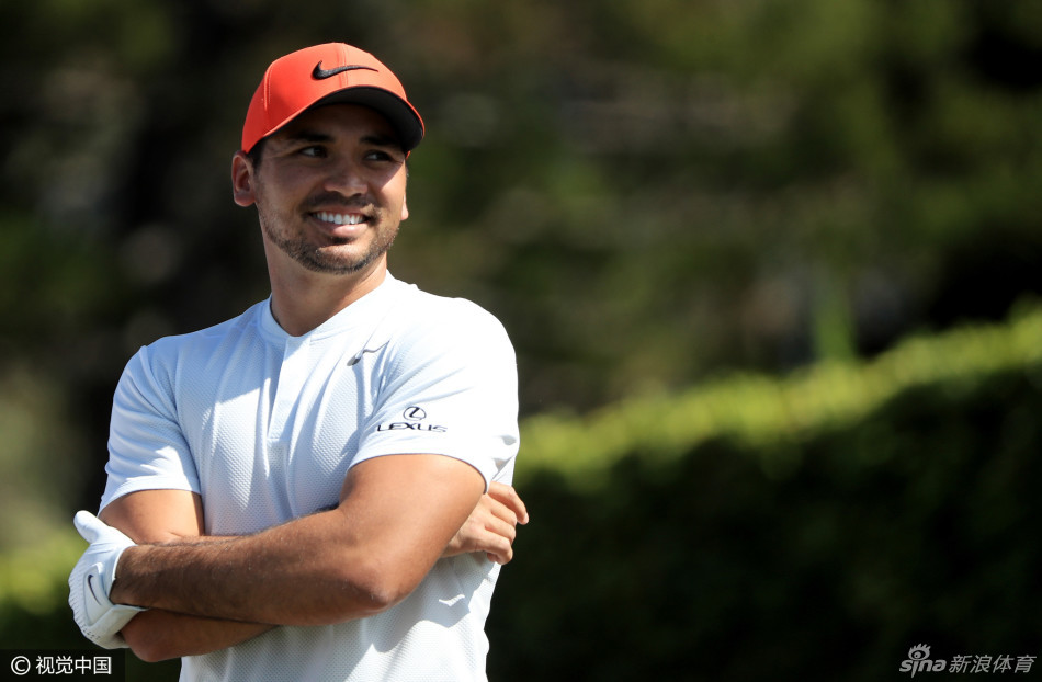 简森·戴伊身穿黑色耐克上衣，在壮丽的海洋背景下完成一记漂亮的挥杆