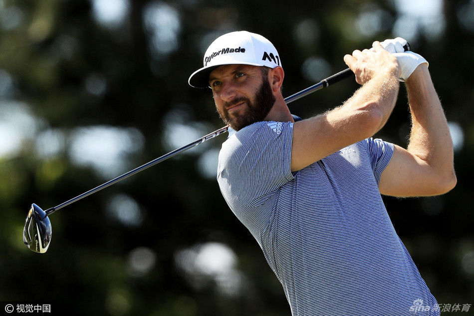 斯皮思在果岭边细致观察推杆线路，他蹲下的身影与远方辽阔的太平洋构成一幅动人画面