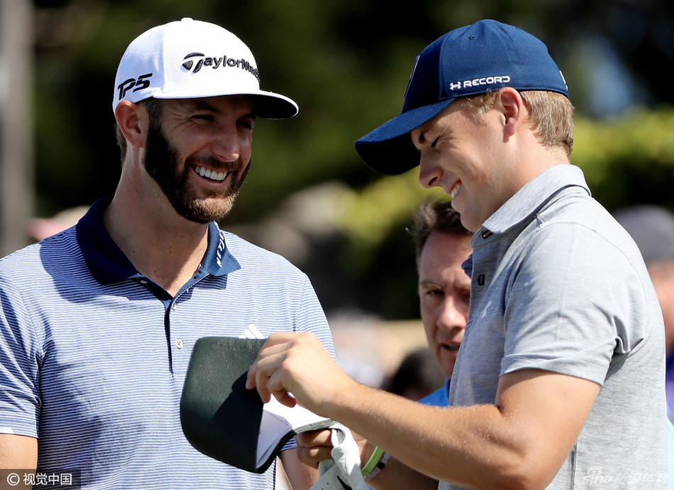 斯皮思在赛后接受采访，表情生动，似乎正在分享球场上某个有趣的时刻