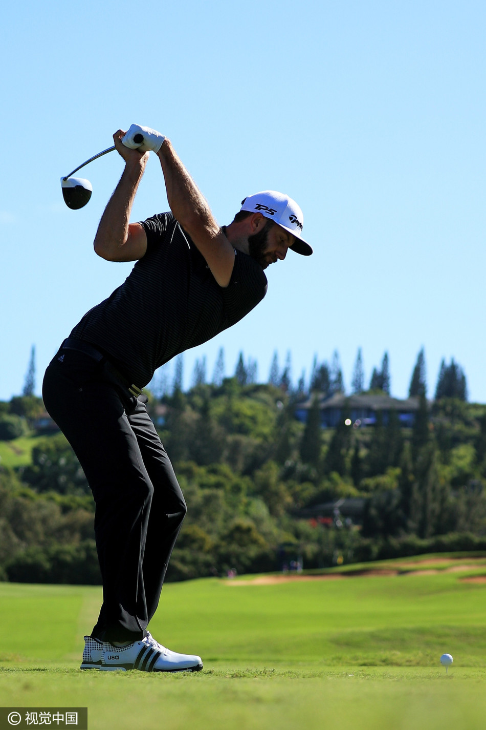 达斯汀·约翰逊在发球台从容准备，山风拂过，他冷静凝视着广阔的球道，下一秒便是石破天惊的开球。