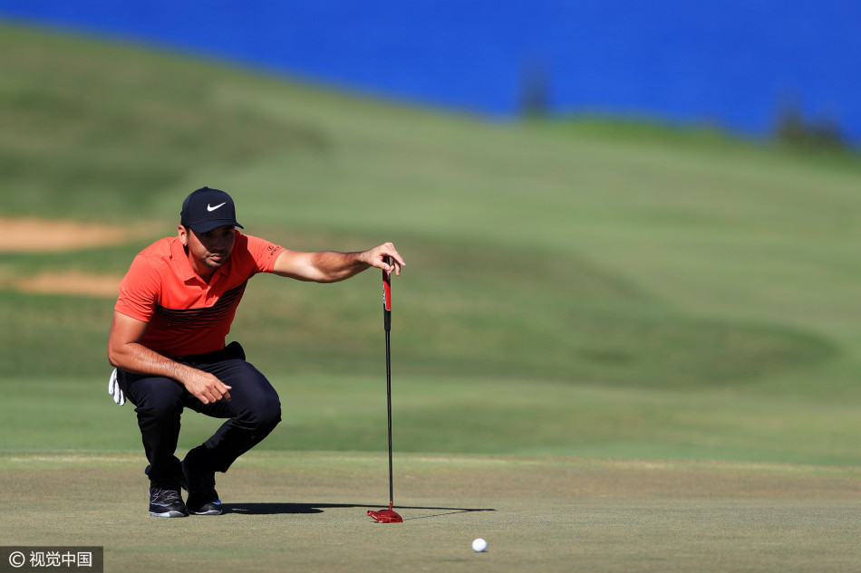 乔丹·斯皮思完成一次优雅流畅的铁杆挥杆收杆，动作平衡而舒展，尽显卫冕冠军的从容与自信。