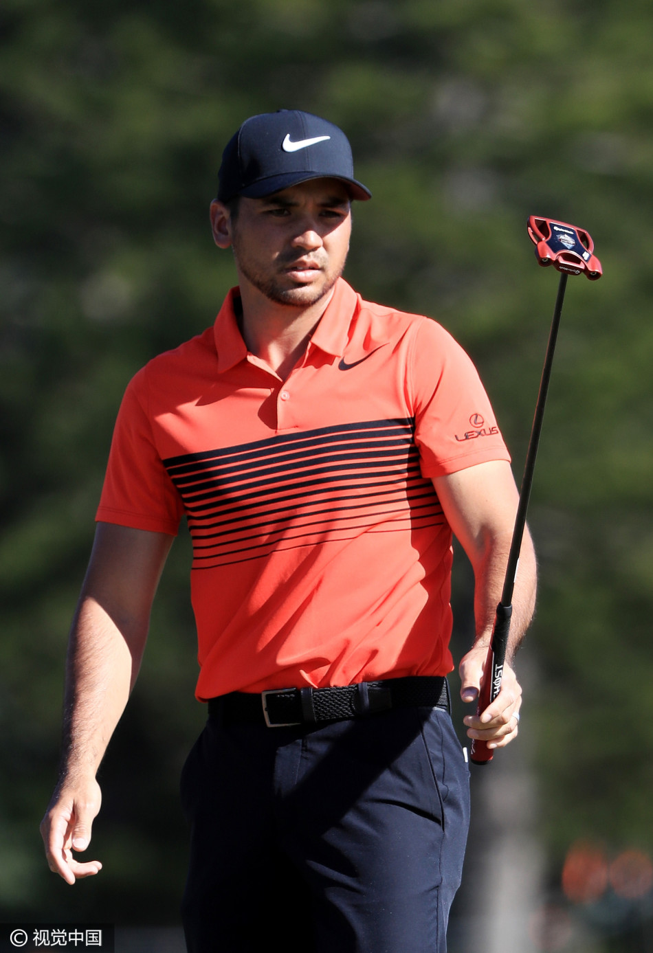 简森·戴伊在发球台上凝神瞄准，阳光勾勒出他专注的侧影，全场静待世界第一的雷霆一击。