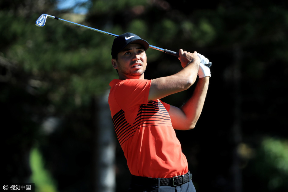 简森·戴伊俯身细致观察果岭推杆线路，神情专注仿佛在解读大地密码，为关键一推做最后准备。