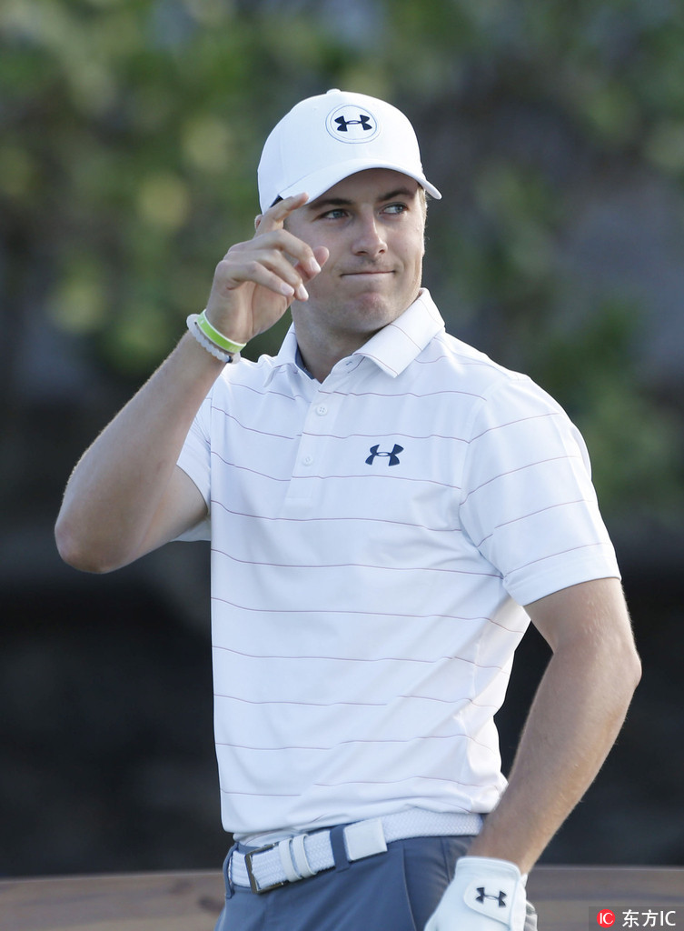 达斯汀·约翰逊强力铁杆挥杆瞬间，身体扭矩与爆发力完美结合，杆头速度带来令人屏息的破风之声。