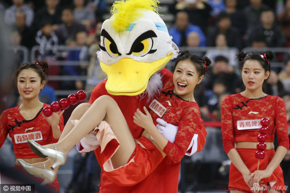 身穿喜庆红色长裙的篮球宝贝，在聚光灯下舒展身姿，长腿撩人，用充满活力的舞蹈为即将到来的比赛预热。