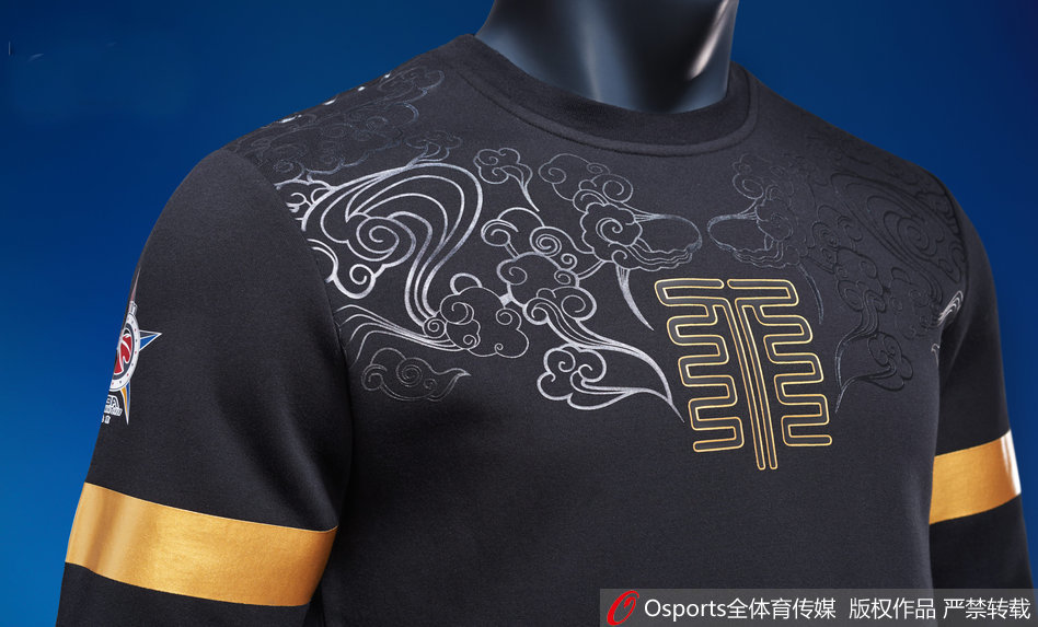 北方明星队队员身着浅蓝色长袖卫衣，展现出与赛场上同样专注的神情，这件简约而不失设计感的长袖装备，是他们赛前热身时的首选。