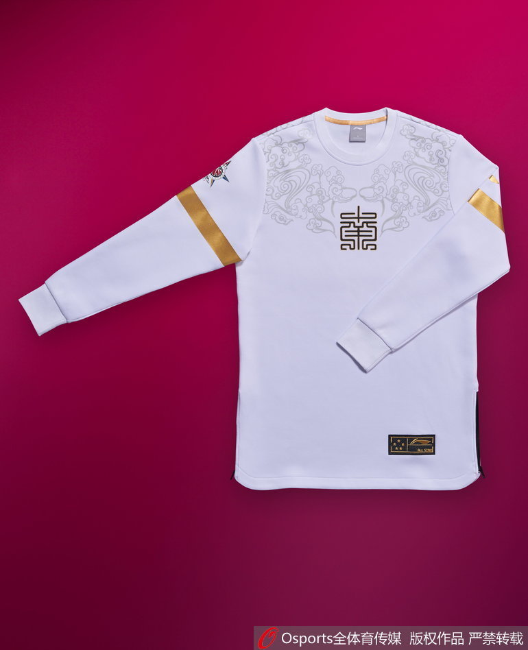 南方明星队的队员们身着红色长袖卫衣在场边热身，这抹象征着热情与胜利的红色，在灯光下显得格外夺目，成为南区更衣室里最温暖的风景线。