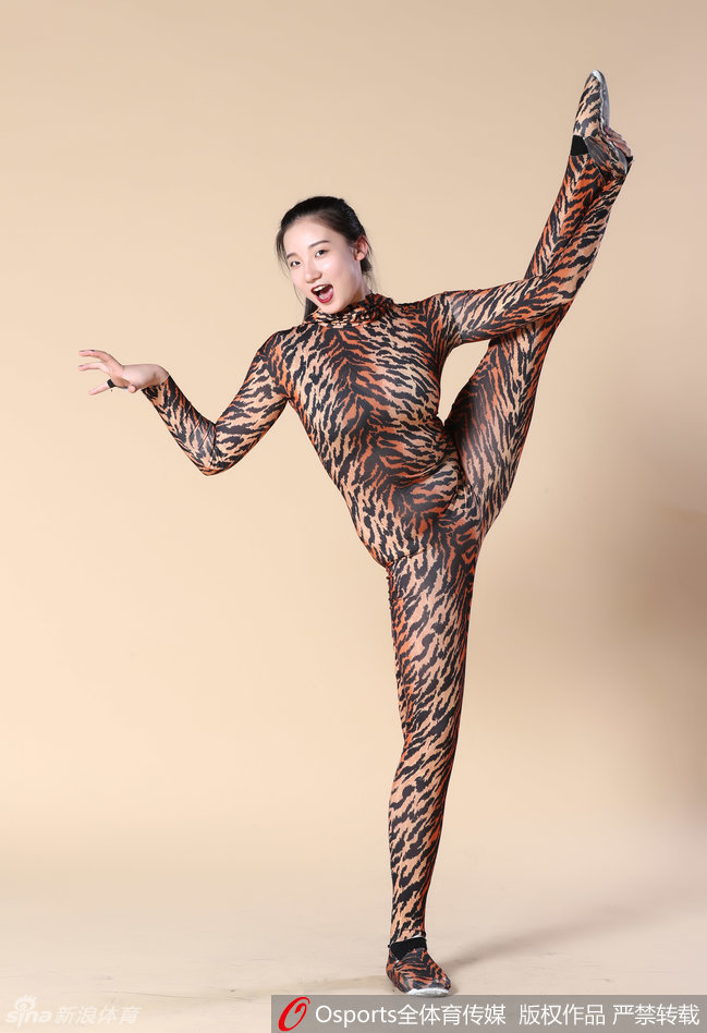 两位豹纹宝贝默契配合完成托举动作，一个身姿挺拔，一个凌空而起，展现了团队的力量与信任