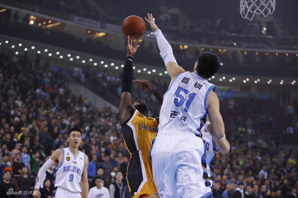 吉喆犹如神兵天降，用一记结结实实的大帽拒绝了富兰克林的跳投，首钢内线筑起铜墙铁壁