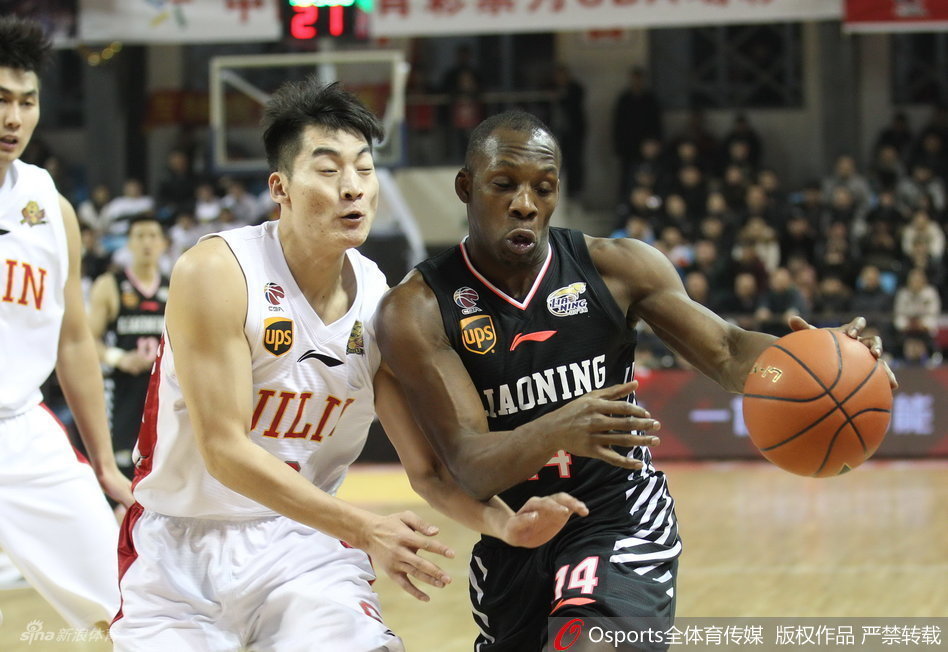 哈德森在三人合围中扭曲着身体，手腕轻轻一抖，篮球划出一道诡异的弧线飞向篮筐，防守者的手掌几乎封住了他的全部视野