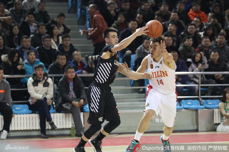 韩德君双手挂框，整个篮架都在微微颤抖，他低头俯视着被他震退的防守者，像是完成了一次空中的绝对宣告