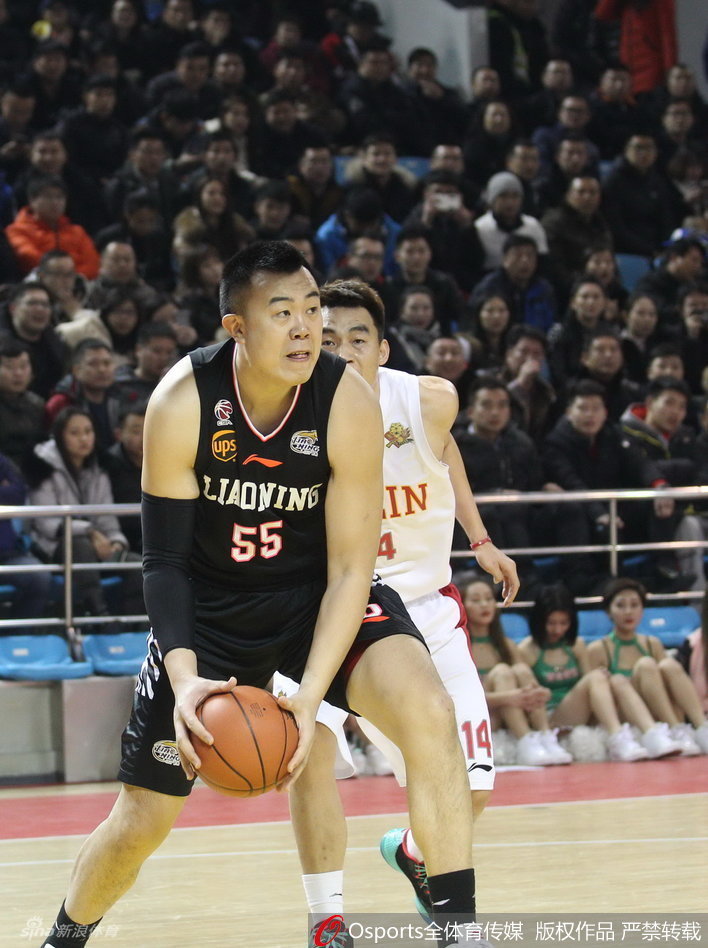 兰多夫在肌肉丛林中强行起跳，手臂青筋暴起，与对方中锋在空中形成激烈的碰撞，球却被稳稳地护在胸前