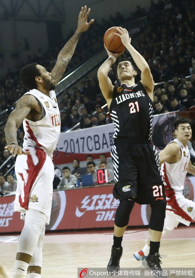 赵继伟眼神狡黠地望向另一侧，手指却暗中指向底角的空位队友，一个假动作便让整个防守重心发生偏移