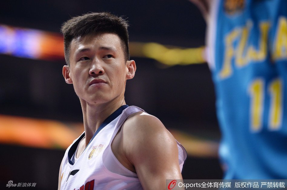 广东队老将朱芳雨持球突破,尽管防守球员紧贴不放,但他凭借强壮的身体卡住身位,用标志性的节奏完成上篮,依稀可见当年MVP的风采。