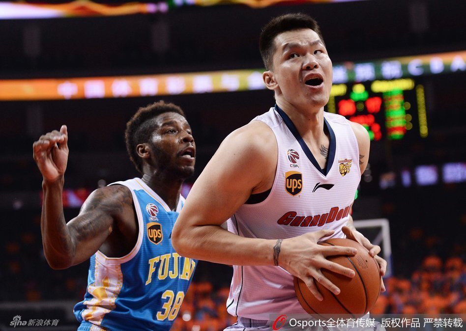 广东队后卫赵睿在反击中如离弦之箭,面对空篮高高跃起,在空中调整姿态后稳健出手,动作舒展宛如在草原上驰骋的骑手。