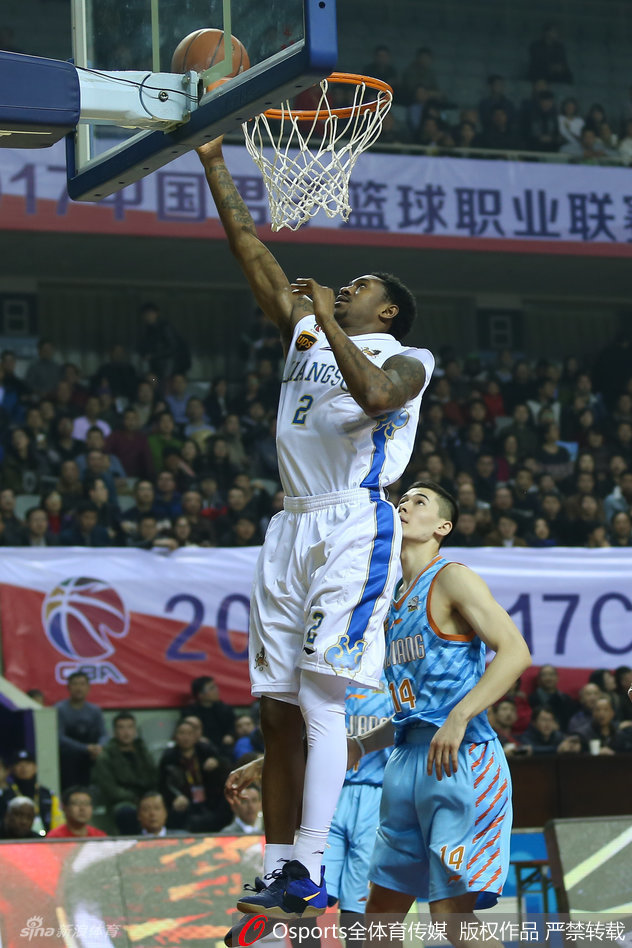 李根为了救一个即将出界的球，整个人飞扑出赛场，展现出拼尽全力的铁血精神。