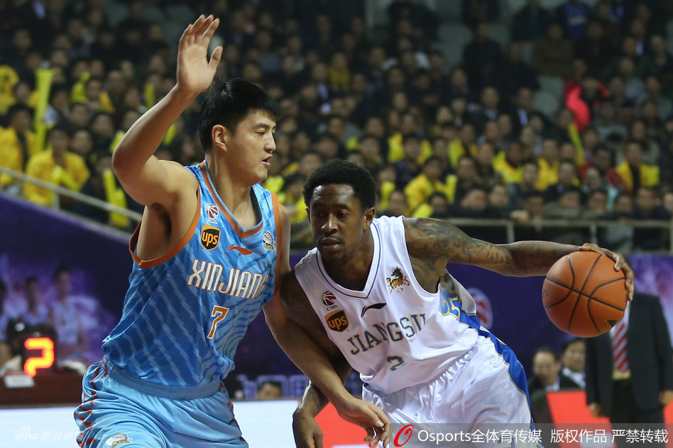 西热力江在弧顶持球，眼神犀利地扫视全场，正在寻找那个能够一击制胜的传球线路。