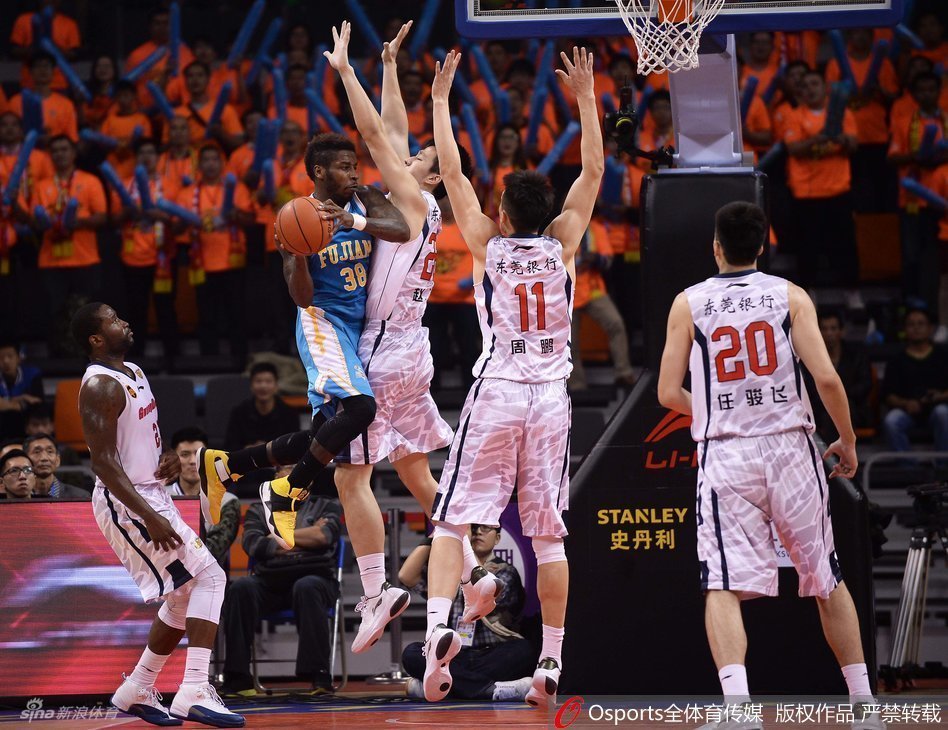 广东外援斯隆面对防守急停跳投,出手瞬间他的头发随风飘扬,这一充满动感的细节恰好被镜头捕捉,成为了激烈比赛中一抹别样的风景。