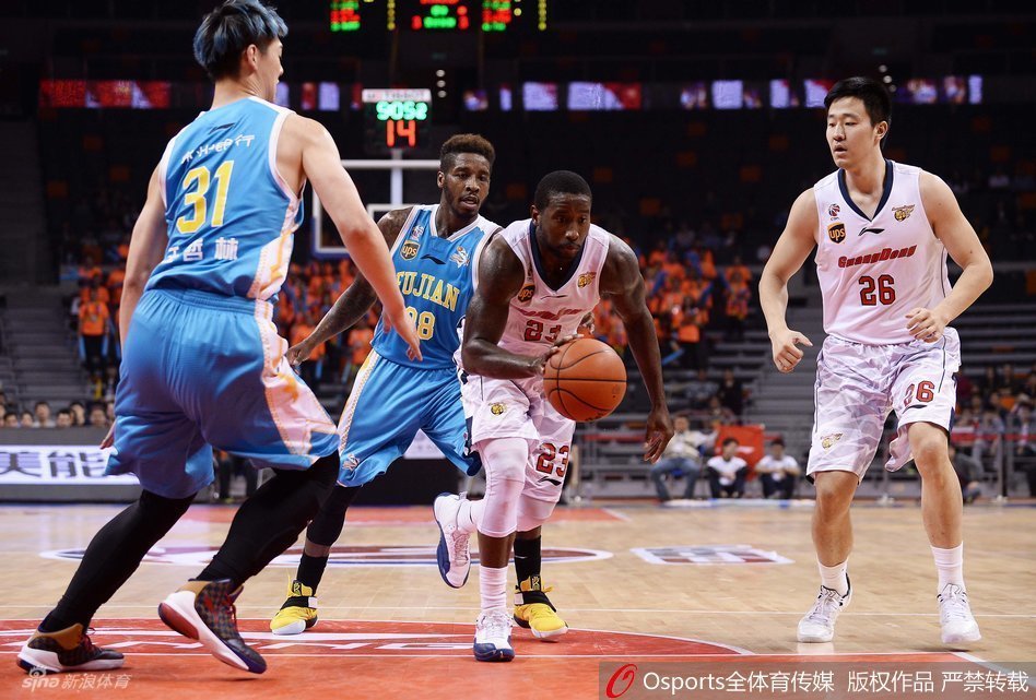 广东队内线董瀚麟接队友妙传后,如猛虎下山般冲向篮筐,无视防守完成一记势大力沉的单手劈扣,展现了十足的爆发力和冲击力。