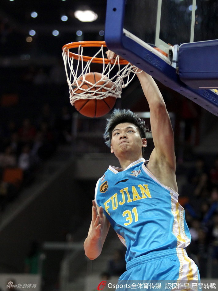 福建队核心王哲林在广东内线群中高高跃起,上演双手大力灌篮,势大力沉尽显统治力,篮下的防守者只能望球兴叹。
