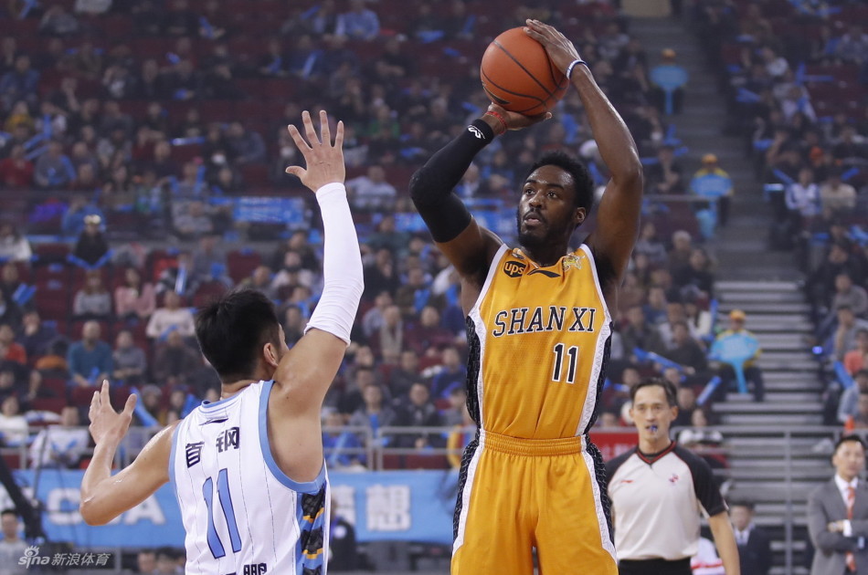 杰瑞特巨掌一挥，将希姆斯的出手狠狠扇飞，落地后他俏皮地吐舌一笑，守护禁区的他也有大男孩般的可爱