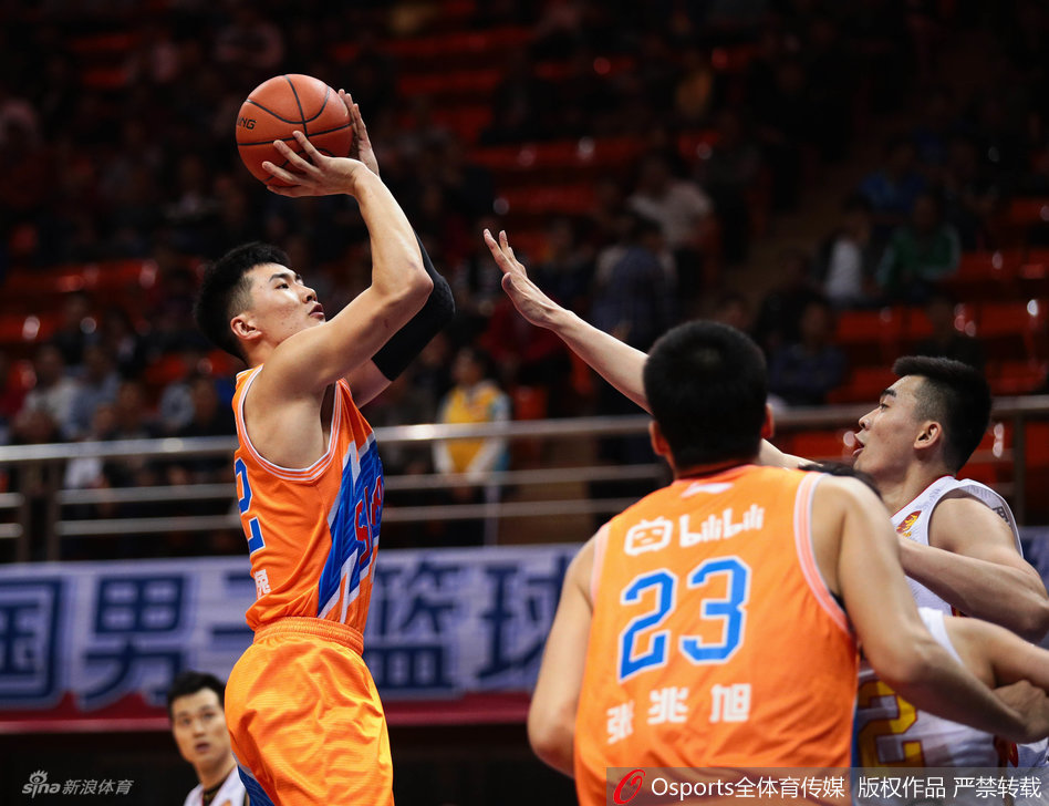 山东队后卫睢冉压低重心，稳健地控球组织进攻，眼神示意队友跑位，展现了他作为防守悍将之外的沉稳一面。