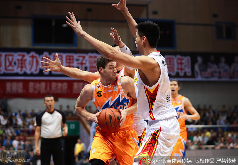 上海队核心弗雷戴特遭遇山东队球员睢冉与队友的严密包夹，他在人缝中努力护球，试图寻找传球或投篮的机会。