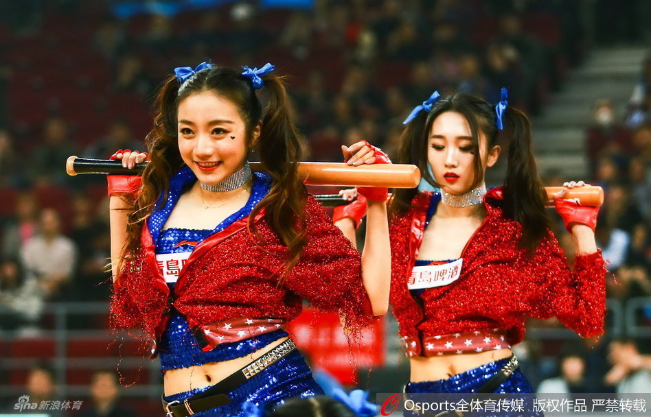 化身星际战士的篮球宝贝,身材极佳,霸气手势配合未来感服装,一袭黑衣酷劲十足。