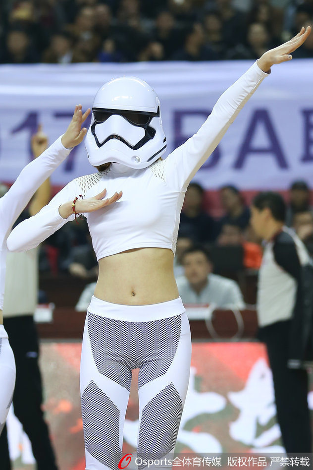 江苏肯帝亚篮球宝贝们整齐列队，统一的星际战士头盔和服装充满了未来感，仿佛一支银河护卫队降临CBA赛场。